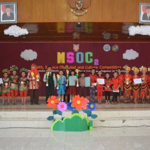 Para juara lomba MSOC2 berfoto bersama dewan juri. (Yeni)