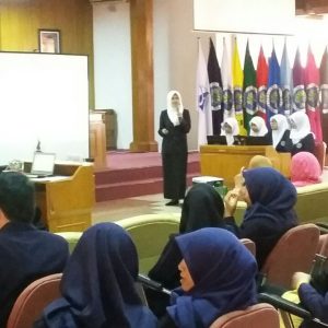 Mahasiswa PGSD sedang presentasi di hadapan Tim Monev Eksternal