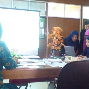 Mahasiswa sedang mempresentasikan proposal di depan dewan juri