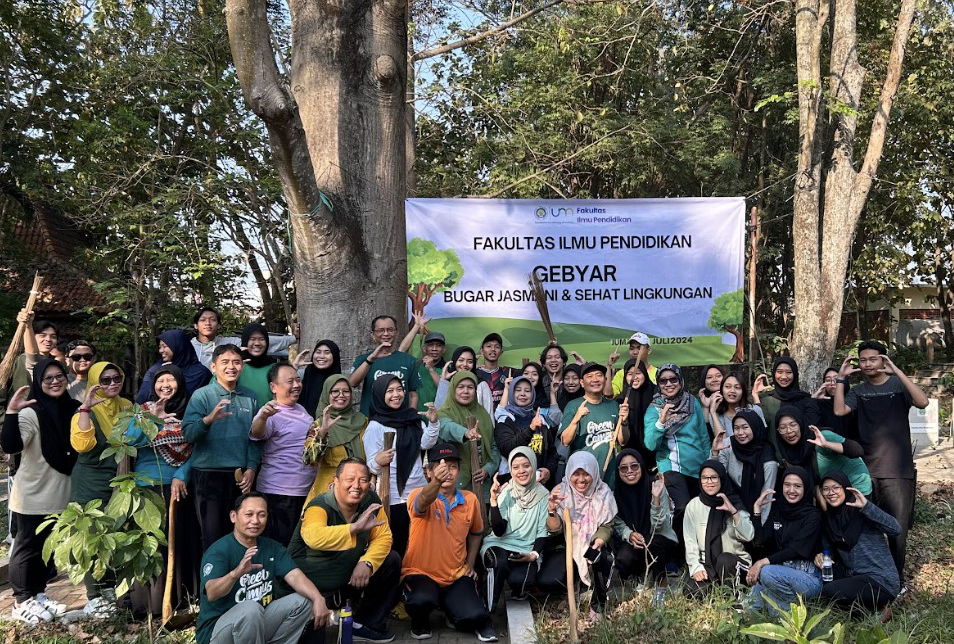 Ciptakan Kampus Hijau dan Nyaman melalui Jumat Bersih