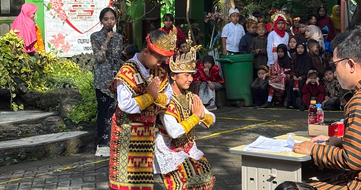 Memukau! Pesona Kartini Masa Kini, Mahasiswa AM Gelar Peragaan Busana Daerah di SDN Sawojajar 1 Bertabur Inspirasi