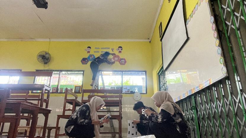 Belajar, Berkarya, Berdaya:  Mahasiswa Asistensi Mengajar di SDN Bumiayu 2 Kota Malang Ciptakan Pojok Baca Kreatif