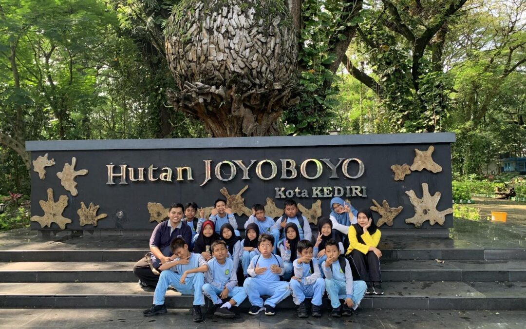 Outing Class Seru, Siswa Belajar Transportasi Umum dan Cinta Lingkungan di Bus Satria dan Hutan Joyoboyo bersama Mahasiswa AM
