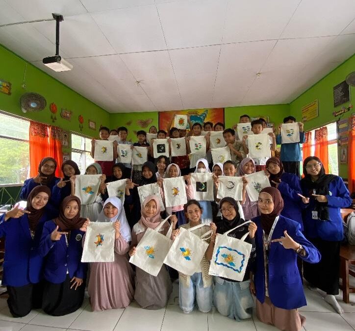 KREATIF! Siswa Kelas 6 SDN 1 Bendogerit Membuat Totebag Bernilai Estetika Lewat Sablon Sederhana