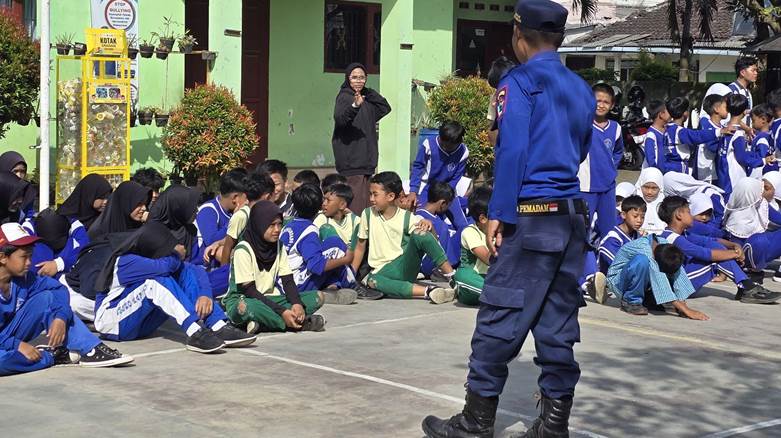 Peningkatan Kesadaran Bahaya Kebakaran di SDN Cemorokandang 1 melalui Edukasi dan Simulasi APAR