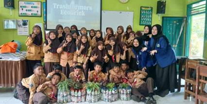 Transformasi Sampah Plastik Menjadi Barang yang Berguna Melalui Aksi TrashFormers