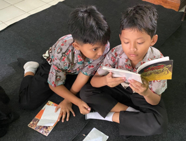 Tingkatkan Minat Baca, Tim Asistensi Mengajar UM Gelar Kegiatan Kunjungan Literasi di SDN 1 Bendogerit