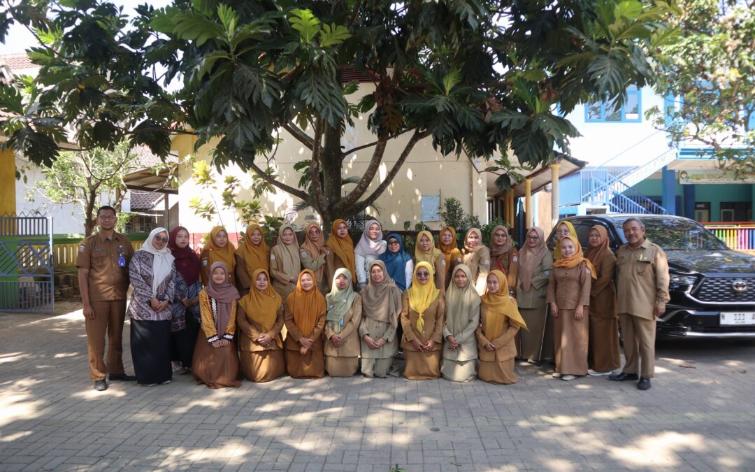 Dosen PGSD FIP UM Gelar Pelatihan Teknologi Cerdas di SDN Putat Lor 2 untuk Memperkuat Kemitraan Pendidikan dan Pembelajaran Sepanjang Hayat